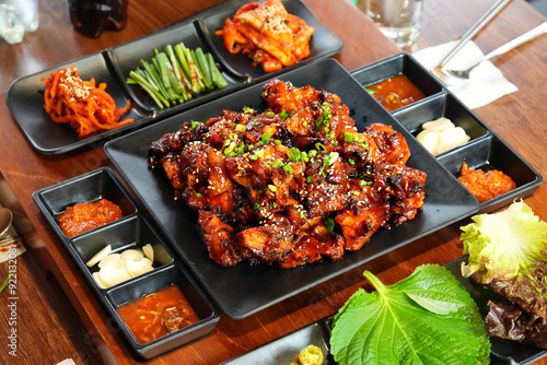 식탁 위에 놓여 있는 불족발이 놓여 있는 모습