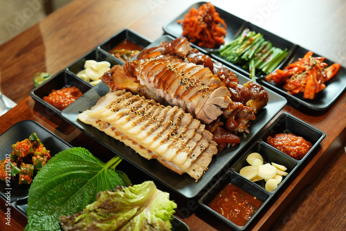 족발 보쌈 세트 메뉴를 상추로 쌈을 싸서 먹는 모습