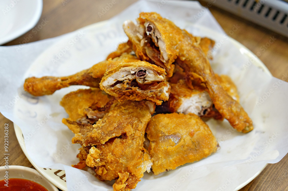 식탁 위에 옛날 통닭이 요리 후 놓여 있는 모습 식탁 위에 옛날 통닭이 요리 후 놓여 있는 모습