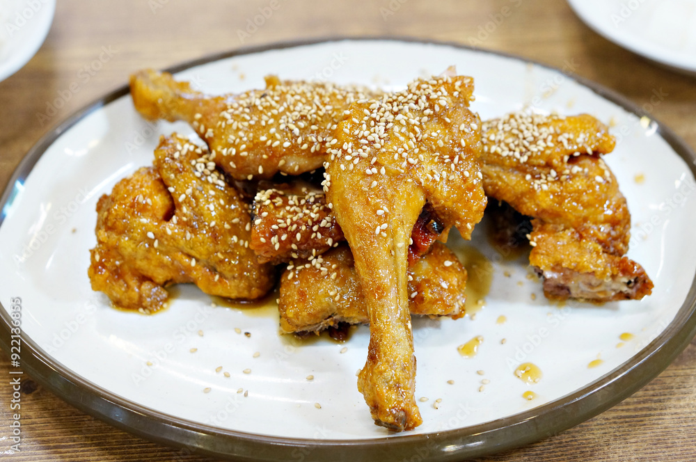 식탁 위에 옛날 통닭이 놓여 있는 모습 식탁 위에 옛날 통닭이 놓여 있는 모습