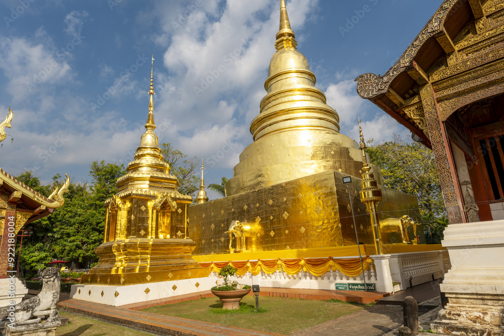 Naklejka premium Chedi Phrathatluang in Wat Phra Singh Temple in Chiang Mai, Thailand 
