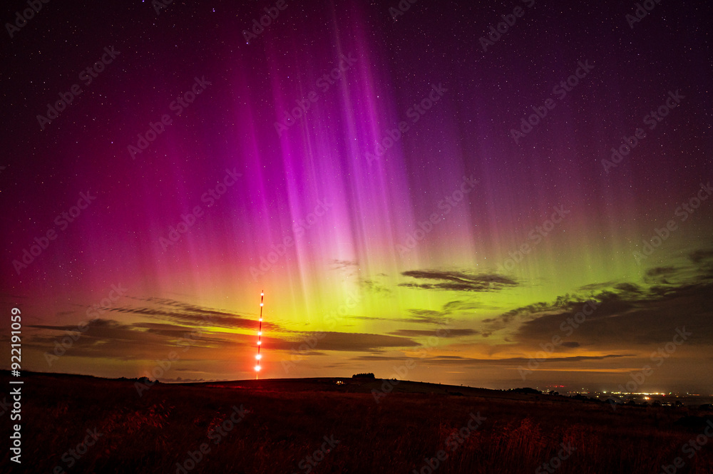 Obraz premium A view of The northern lights over the cumbrian countryside.