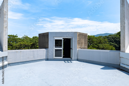 左右対称のデザインの建物の屋上と良い天気の自然風景 photo