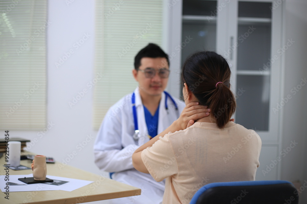 Obraz premium Male doctor with experience examining young pregnant women