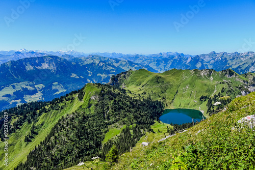 Stockhorn, Strüssligrat, Strüssliflue, Stockfeld, Oberstocke, Oberstockesee, Sattelspitz, Pfaffli, Stockeflue, Bergsee, Wanderweg,  Alpen, Berner Oberland, Simmental, Sommer, Schweiz photo