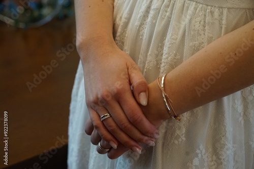 Hochzeit Trauung Braut hände mit Trauring photo