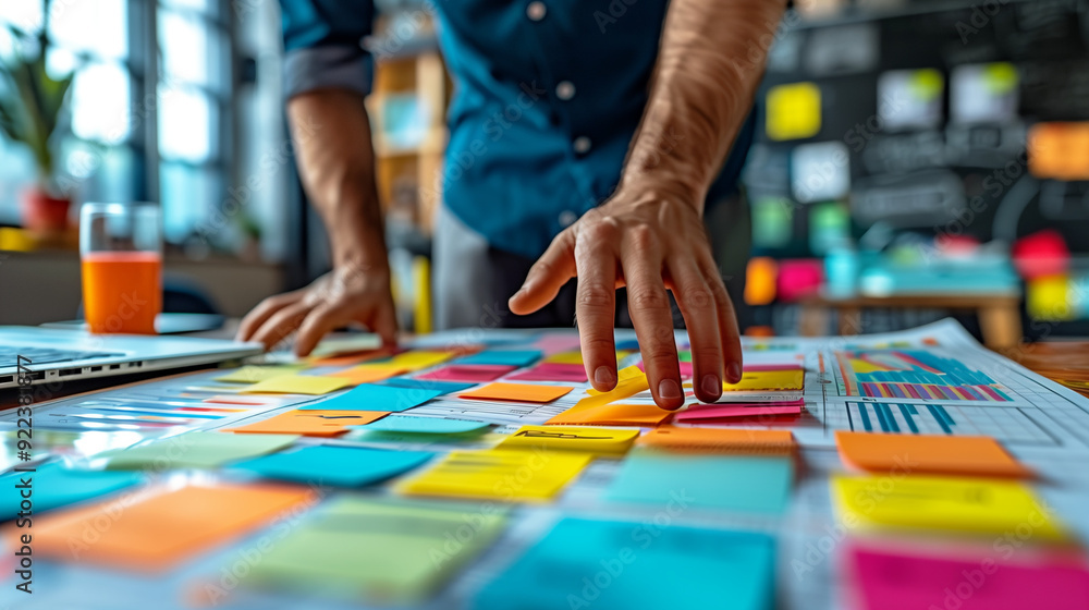 Obraz premium Business professional organizing colorful sticky notes on a project planning table