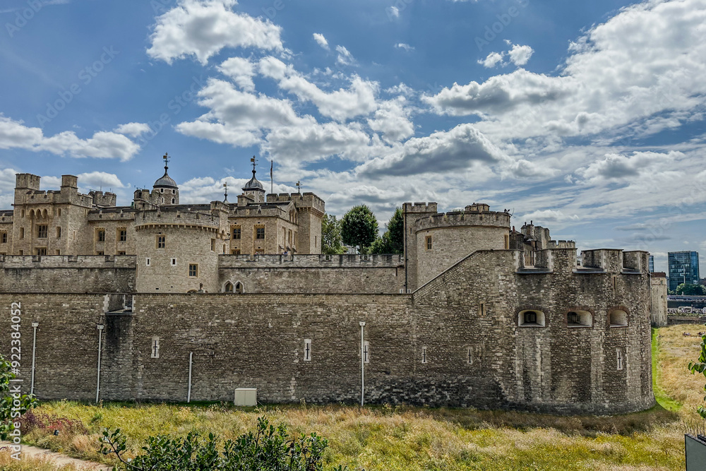 London: A stunning blend of historic charm and modern elegance, with iconic landmarks and vibrant culture London: A stunning blend of historic charm and modern elegance, with iconic landmarks and vibrant culture