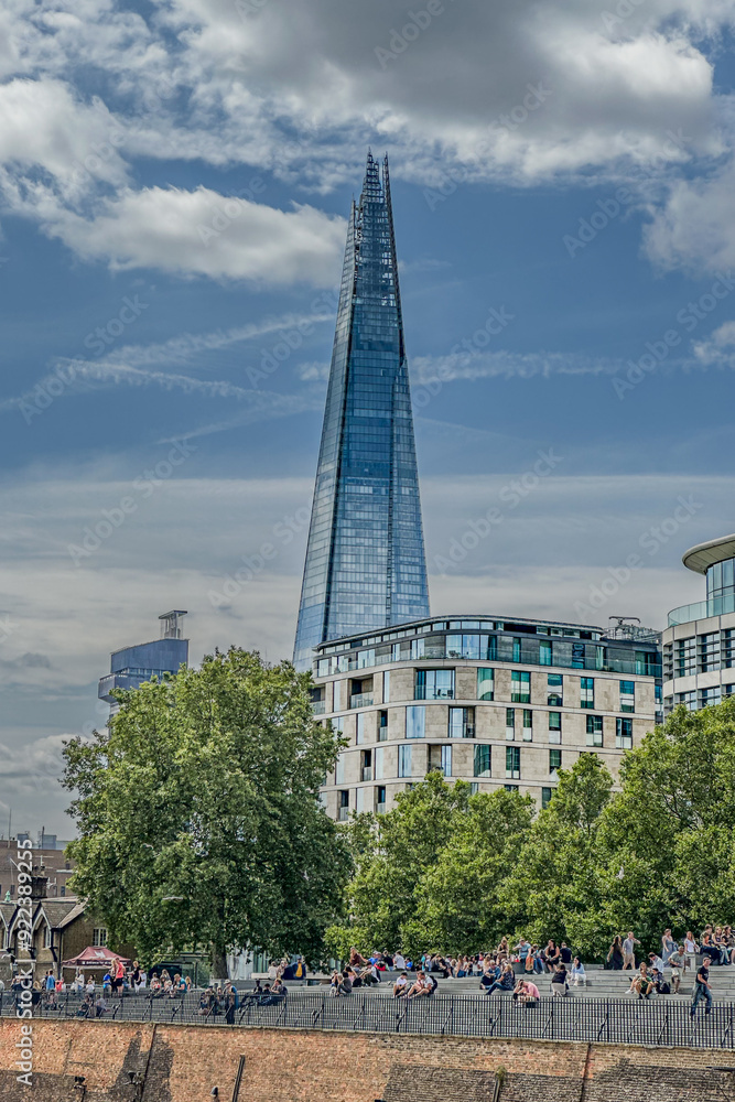 London: A stunning blend of historic charm and modern elegance, with iconic landmarks and vibrant culture London: A stunning blend of historic charm and modern elegance, with iconic landmarks and vibrant culture