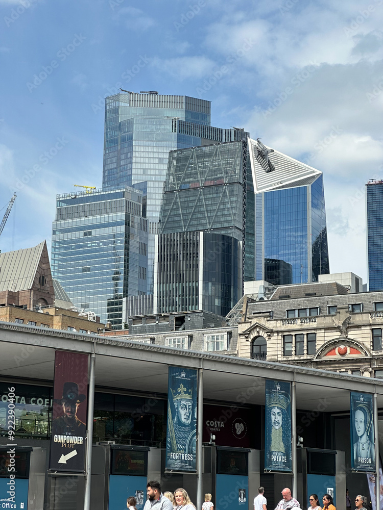 London: A stunning blend of historic charm and modern elegance, with iconic landmarks and vibrant culture London: A stunning blend of historic charm and modern elegance, with iconic landmarks and vibrant culture