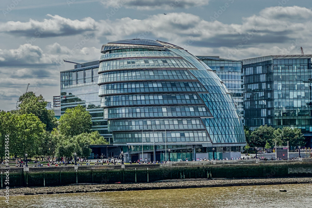 London: A stunning blend of historic charm and modern elegance, with iconic landmarks and vibrant culture London: A stunning blend of historic charm and modern elegance, with iconic landmarks and vibrant culture