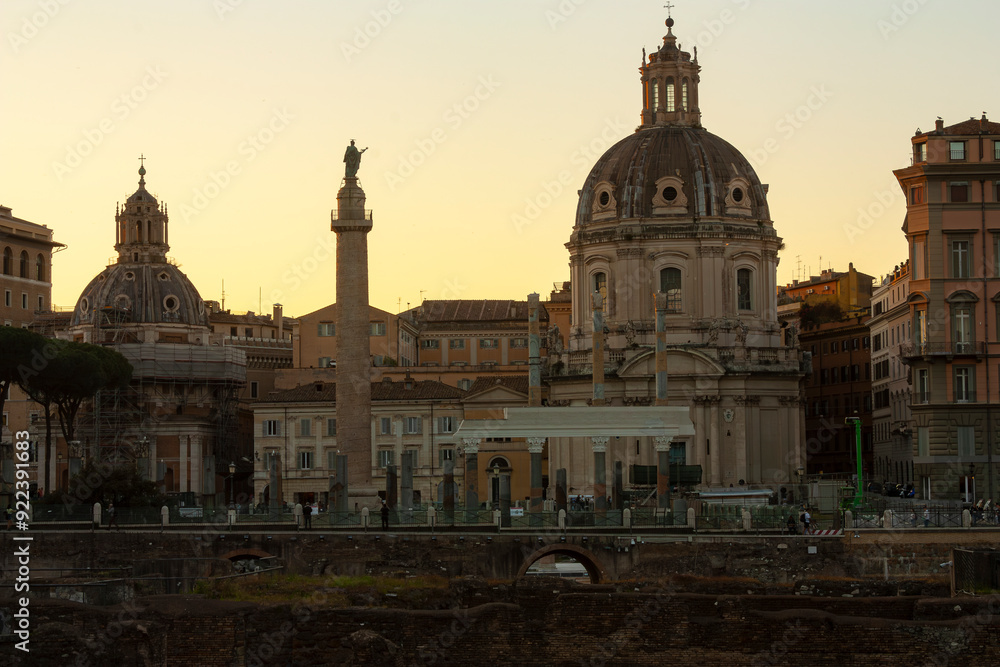 Fototapeta premium Dusk over the Trajan's market