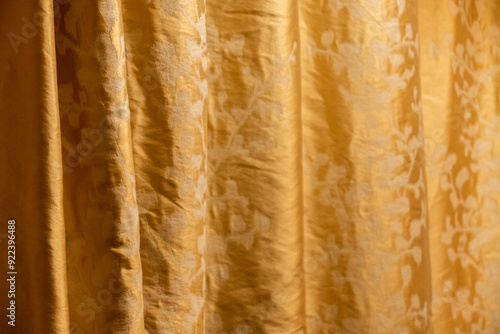 Obraz na płótnie Golden curtain with floral pattern background w salonie