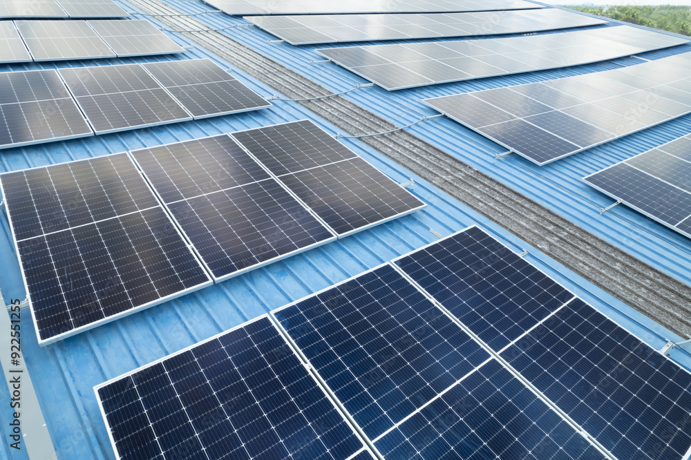 Obraz premium Solar panels on the rooftop