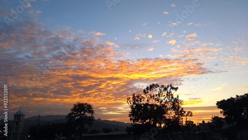 cielo nuboso en un atardecer