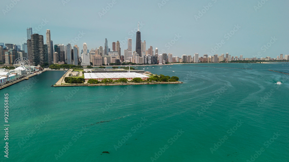 Obraz premium Aerial view of Chicago from Navy Pier on a beautiful summer day