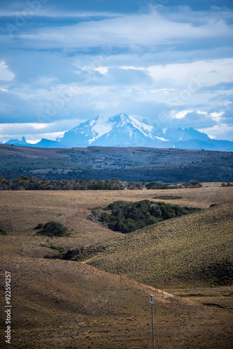 Paisajes de la Patagonia Argentina donde se pueden ver los caminos, las rutas y los senderos entre montañas nevadas y paisajes increíbles. Montañas, lagos y bosques mágicos. 