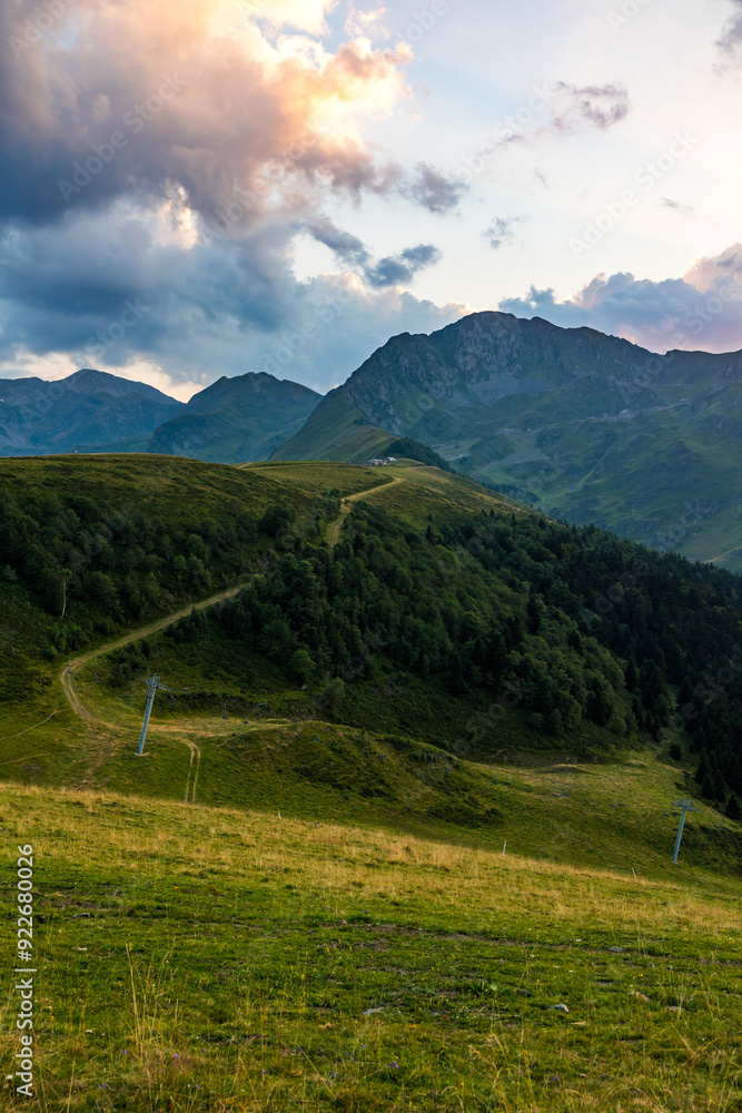 Obraz premium Pic de Céciré dominant le plateau de de Superbagnères au coucher du soleil