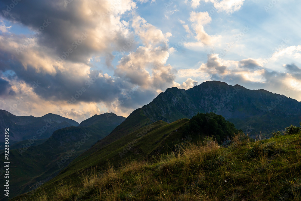 Coucher de soleil sur le GR10 au niveau du plateau de Superbagnères Coucher de soleil sur le GR10 au niveau du plateau de Superbagnères