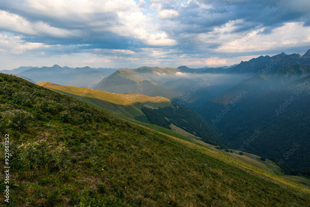 Vue vers le sud-ouest en été sur les montagnes des Pyrénées, dont le Pic de l’Aneto, depuis la station de Luchon-Superbagnères Vue vers le sud-ouest en été sur les montagnes des Pyrénées, dont le Pic de l’Aneto, depuis la station de Luchon-Superbagnères