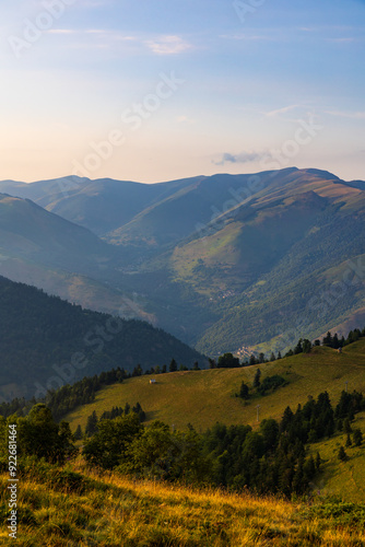 Vue vers le nord-ouest en été sur les montagnes des Pyrénées (vallée du Neste d’Oô) depuis la station de Luchon-Superbagnères