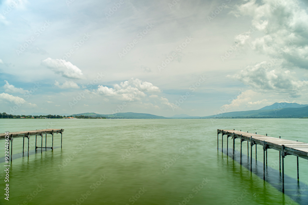 Obraz premium muelle, paisaje lago de cajititlan, cerro, jalisco, paisaje, panoramica, laguna, naturaleza, arboles, cuexcomatitlan, malecon, panoramica, nubes