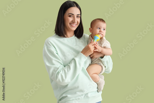 Young woman giving her litt...