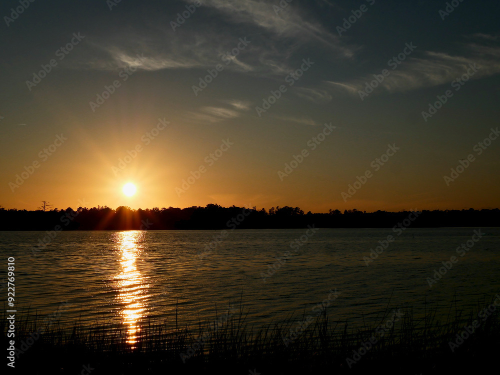 Naklejka premium Sunset Over the Water