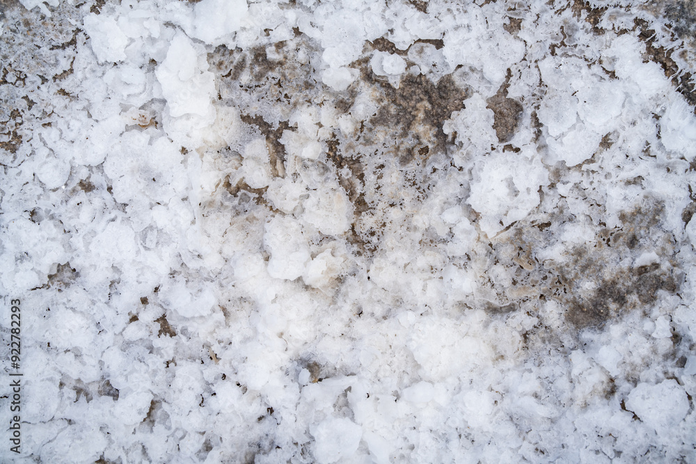 Φωτογραφία Haloclasty (also called salt weathering) is a type of physical weathering caused by the growth and thermal expansion of salt crystals