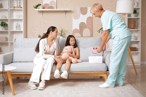 Female pediatrician with fi...