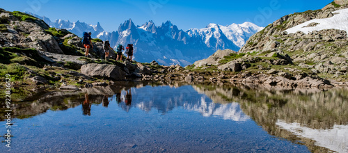 Foto Reflection of hikers in an alpine lake on the Tour Du Mont Blanc