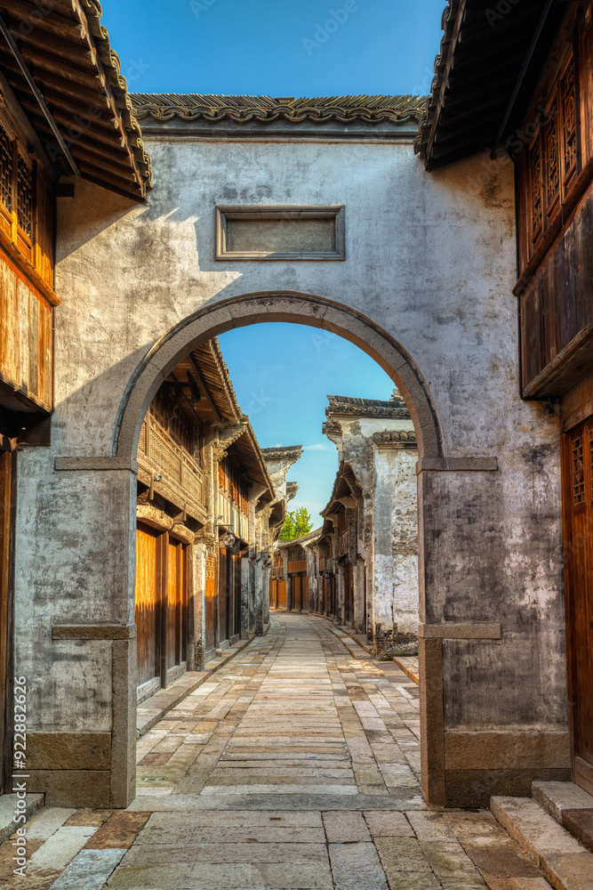 Naklejka premium Empty Chinese arches and streets.