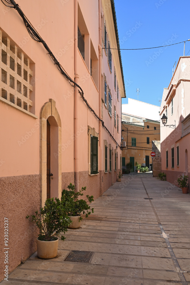 Fototapeta premium eine strasse in alcudia auf mallorca, spanien