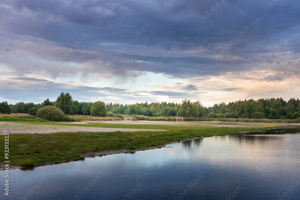 Obraz premium A cloudy sky with a lake in the background