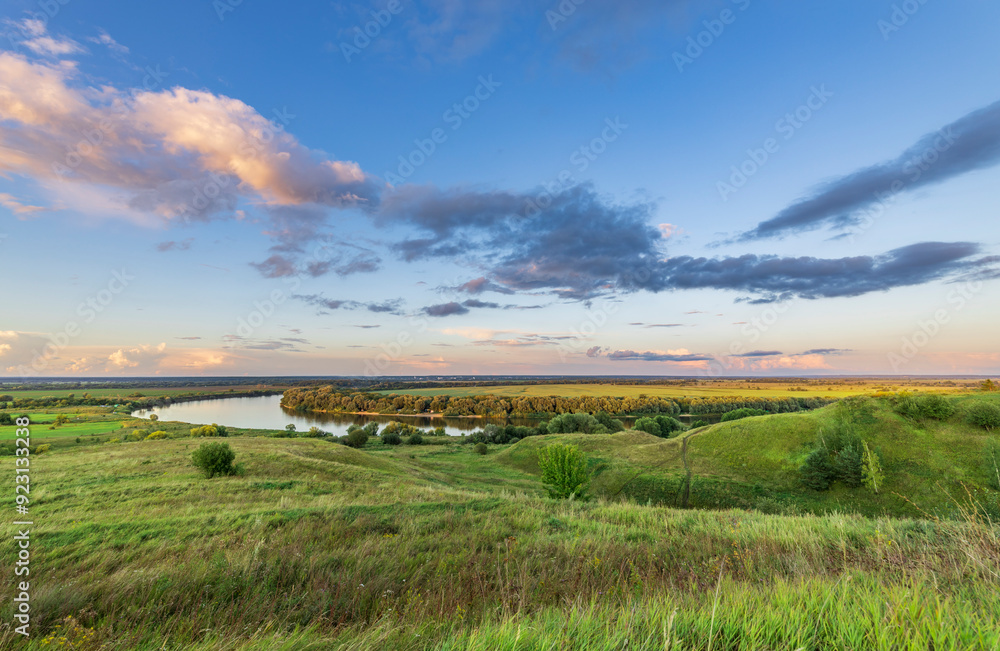 Naklejka premium A beautiful, serene landscape with a river running through it