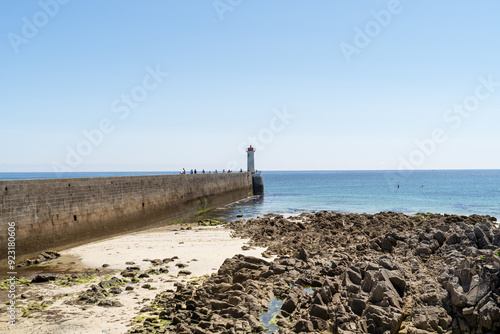 Le phare et le môle du Raoulic à Audierne se détachent sous un ciel estival radieux. photo