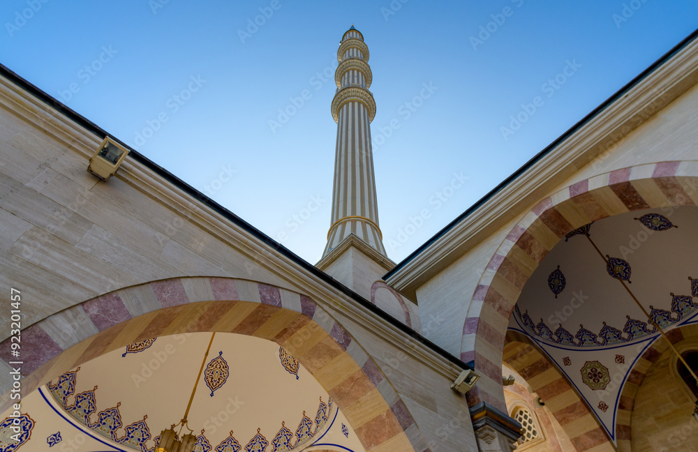 Obraz premium minaret of traditional Islamic mosque in Grozny Chechnya Russia