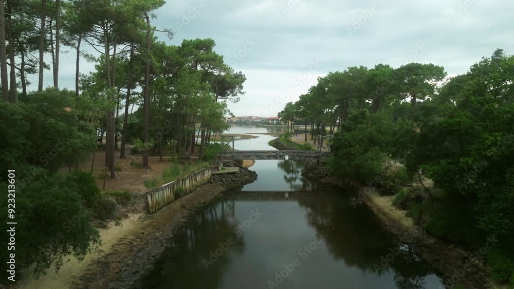 Vista aerea de puente de madera sobre el rio en Vieux Boucau. Vista aerea de puente de madera sobre el rio en Vieux Boucau.