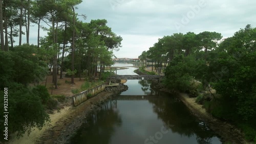 Vista aerea de puente de madera sobre el rio en Vieux Boucau.