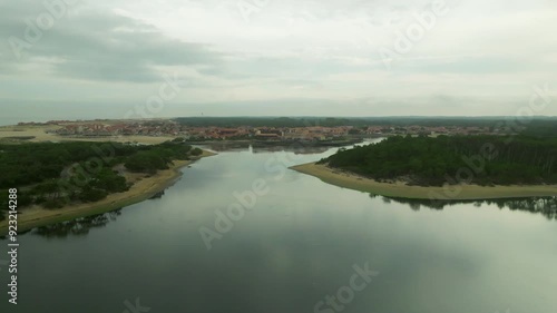Vieux Boucau a vista de dron con el lago marino de Port D'Albret