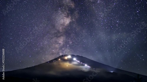 富士山登山道から登山者の光跡と富士山頂にそびえたつ天の川Timelapse