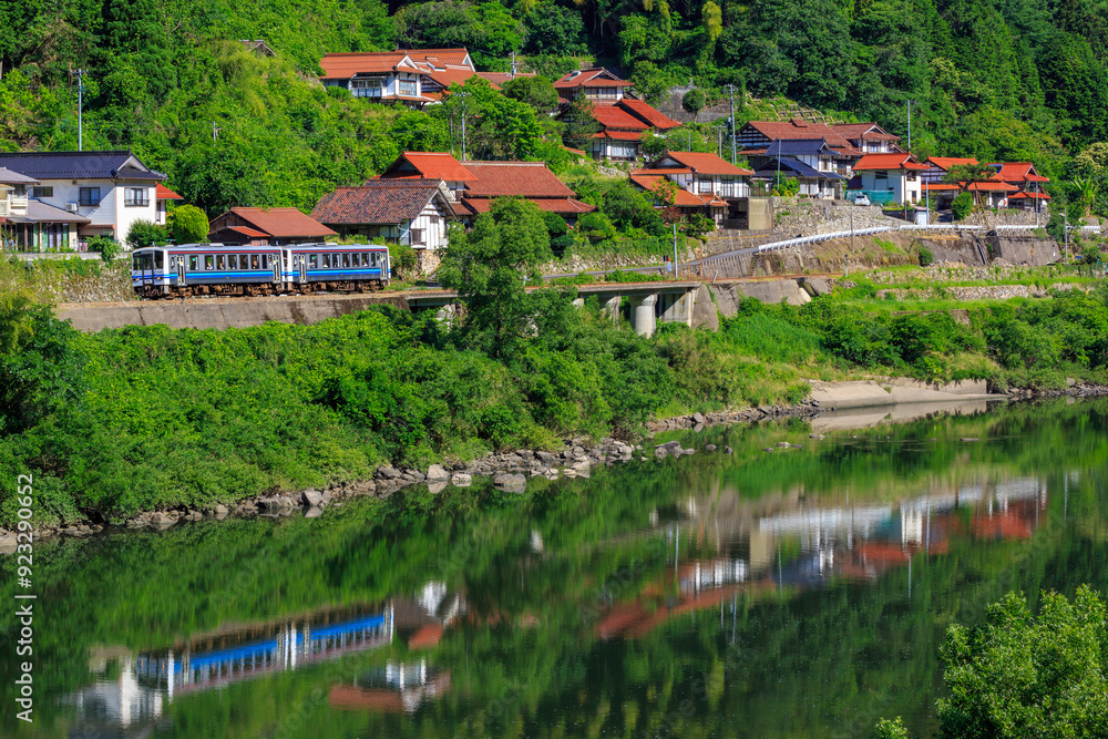 Fototapeta premium 江の川に沿って走る三江線