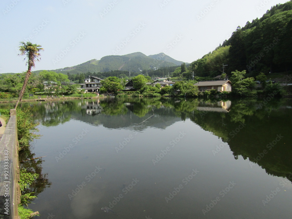 大分県由布市、由布院を代表する観光スポットの金鱗湖 大分県由布市、由布院を代表する観光スポットの金鱗湖