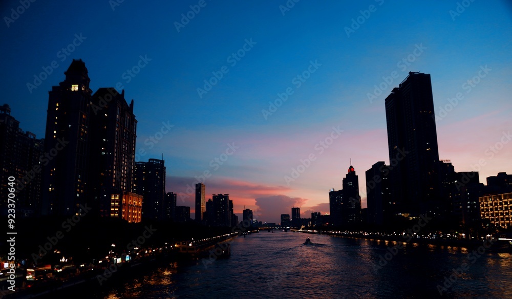 Fototapeta premium city skyline at sunset