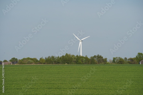 Windkraftrad erneuerbare energie im Feld photo