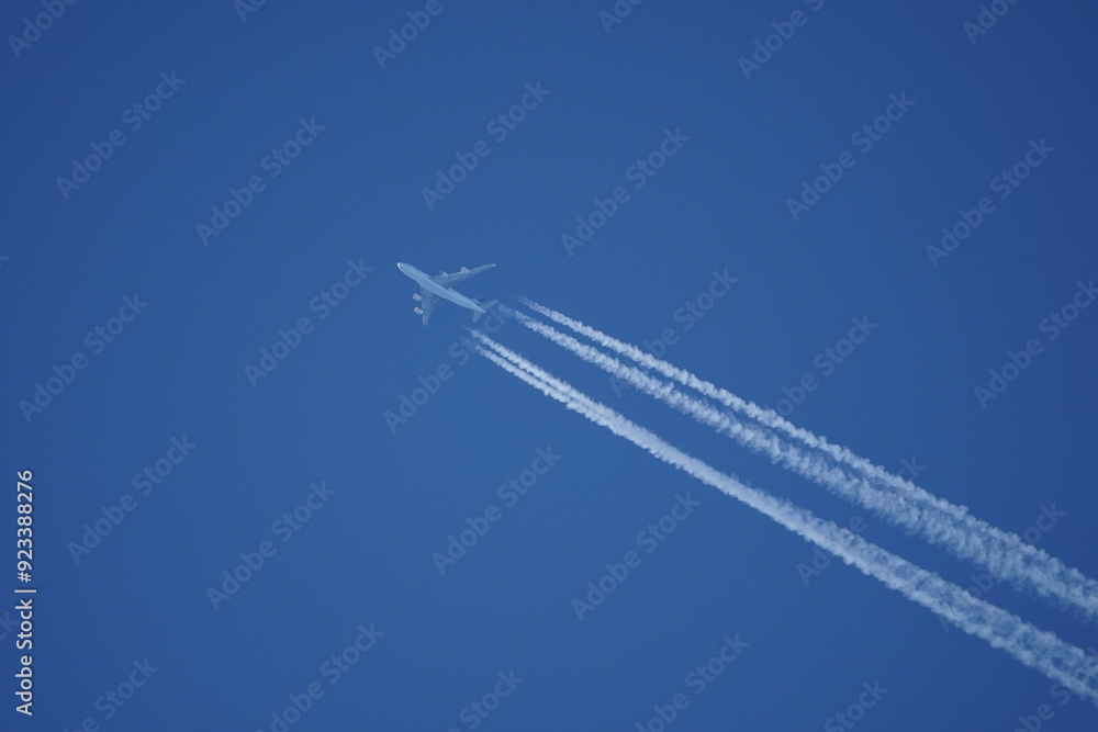 Passagierflugzeug fliegt vor Blauen Himmel Kondensstreifen Chemtrail Passagierflugzeug fliegt vor Blauen Himmel Kondensstreifen Chemtrail