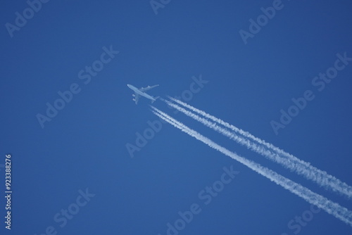 Passagierflugzeug fliegt vor Blauen Himmel Kondensstreifen Chemtrail