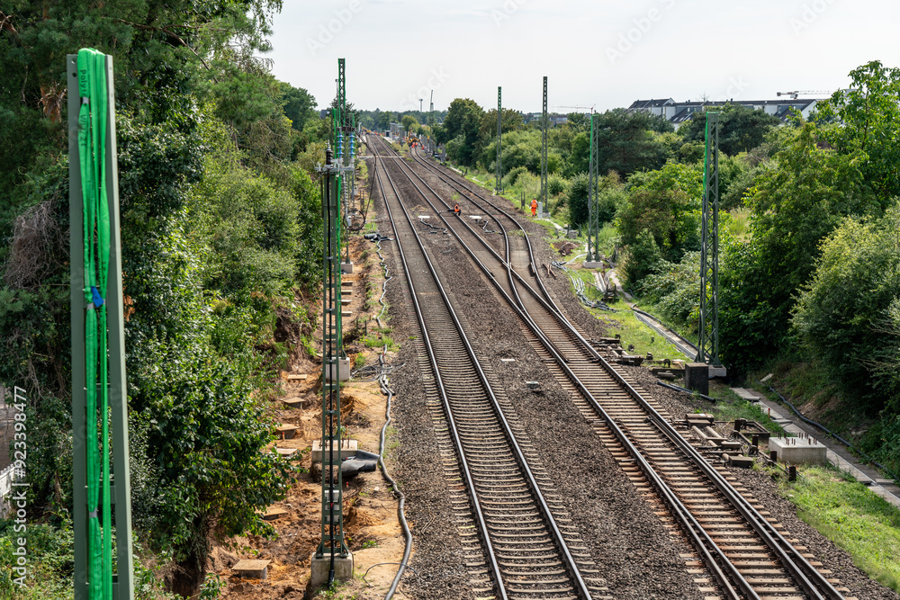 Obraz premium Blick auf die Trasse der Riedbahn bei der Generalsanierung