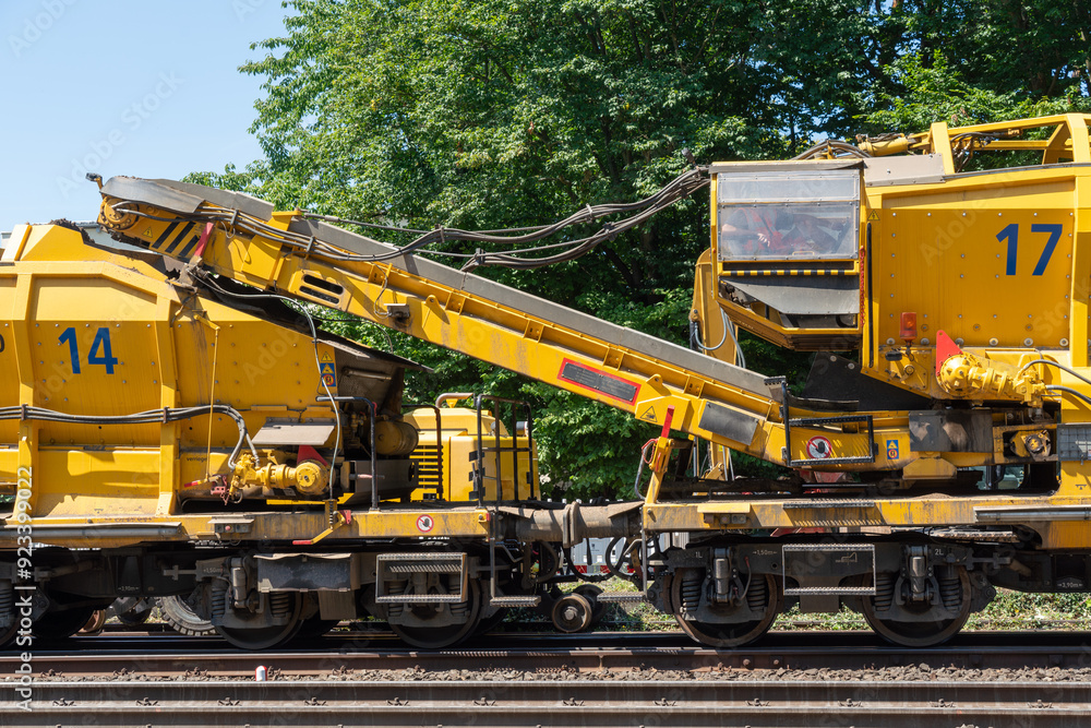 Gleisbaumaschine zur Erneuerung des Gleisbettes mit Schotter Gleisbaumaschine zur Erneuerung des Gleisbettes mit Schotter