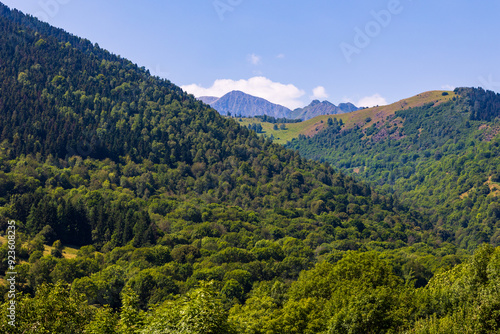 Panorama sur les montagnes des Pyrénées depuis le village de Saint-Aventin, à proximité de Bagnères-de-Luchon